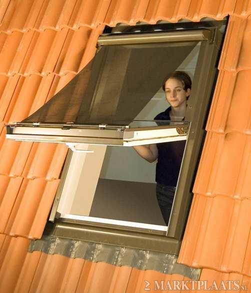 Rekwisieten toewijzen hoek Contrio Buitenzonwering MUR4 (screen) voor VELUX dakramen SK06, S06, 606,  4, SK08, S08 - www.timsoutlet.nl